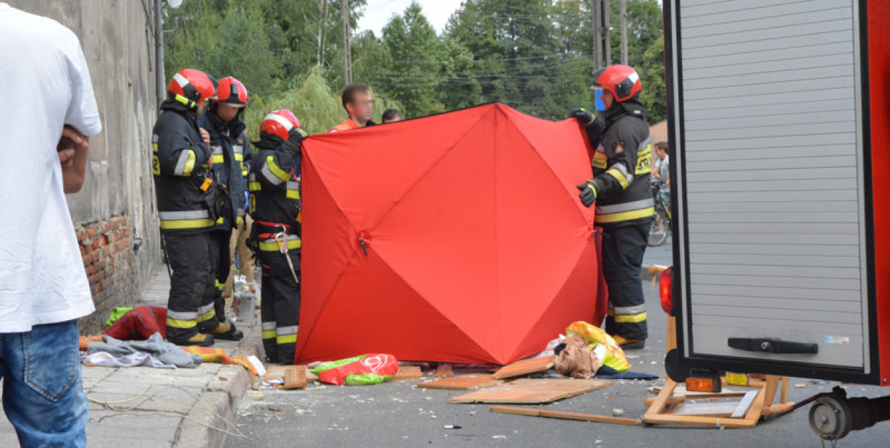 Grodków: Mężczyzna wypadł przez okno mieszkania na drugim piętrze