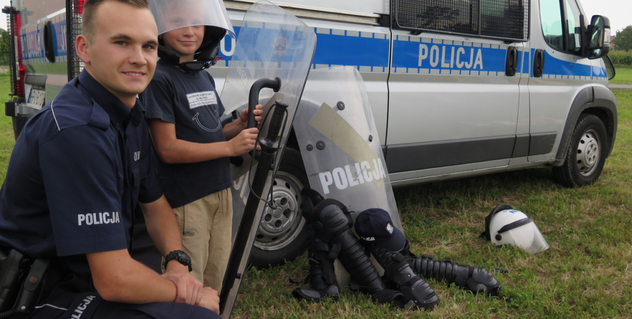 Policjanci rozmawiali o zagrożeniach z dziećmi i seniorami