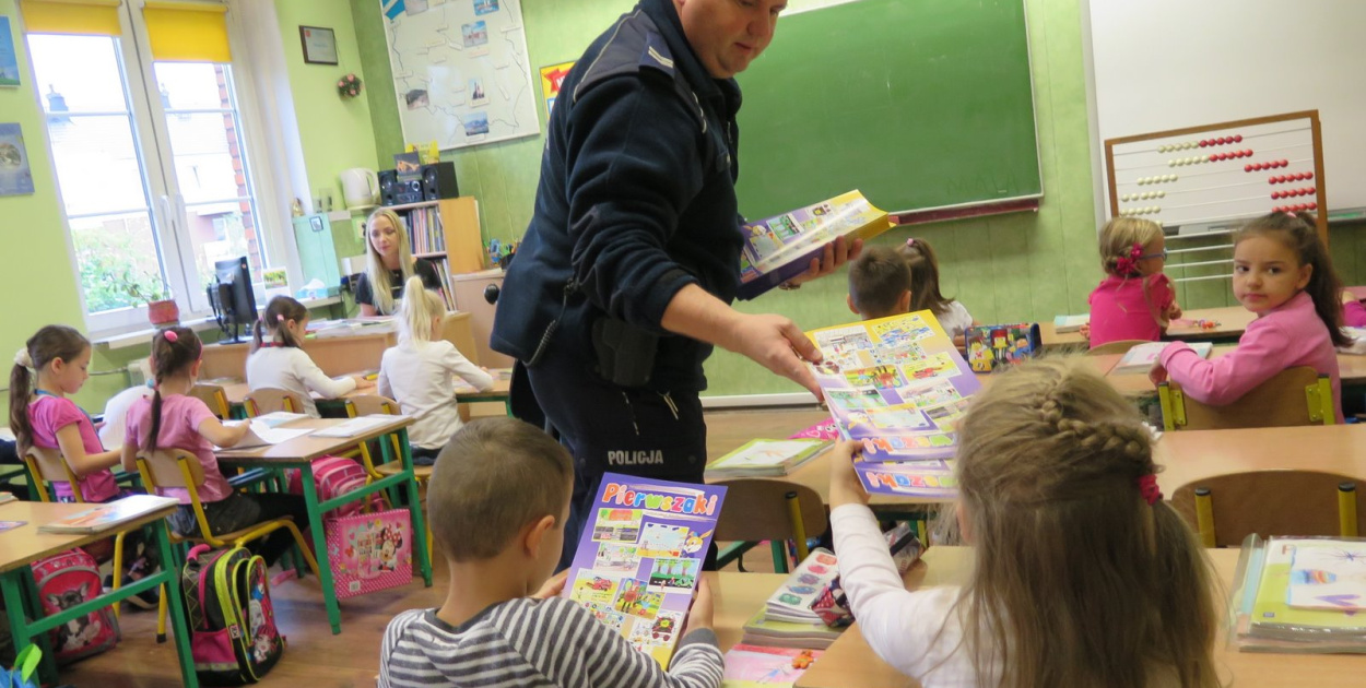 Policjanci spotykają się z uczniami, by droga do szkoły była bezpieczna