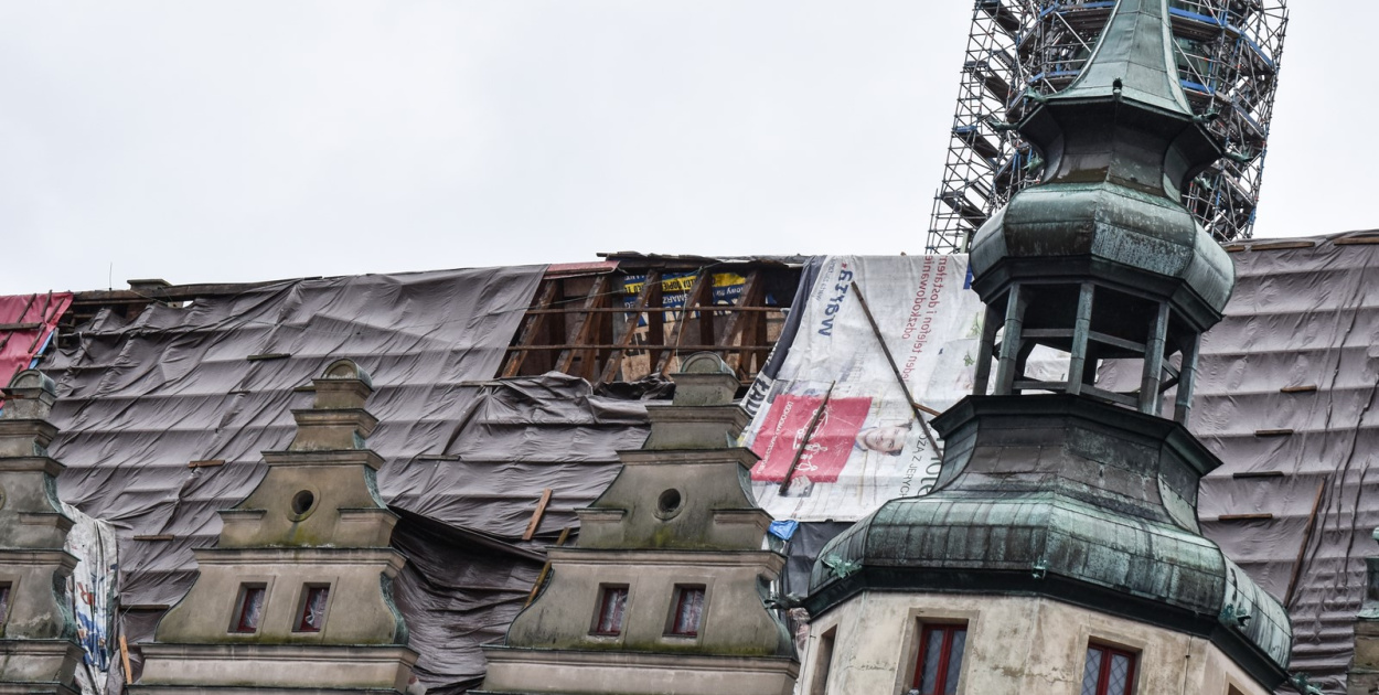  Orkan uszkodził zabezpieczenie dachu ratusza. Namokły stropy i posadzka…
