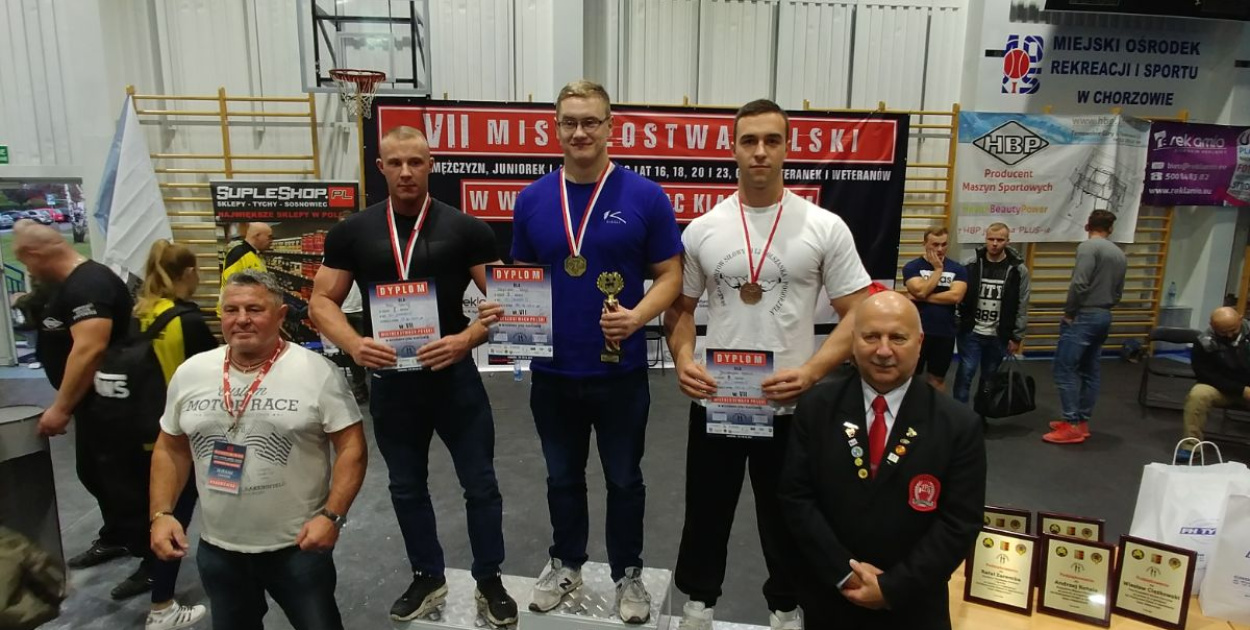 Złoto, srebro, brąz w VII MP wyciskaniu leżąc