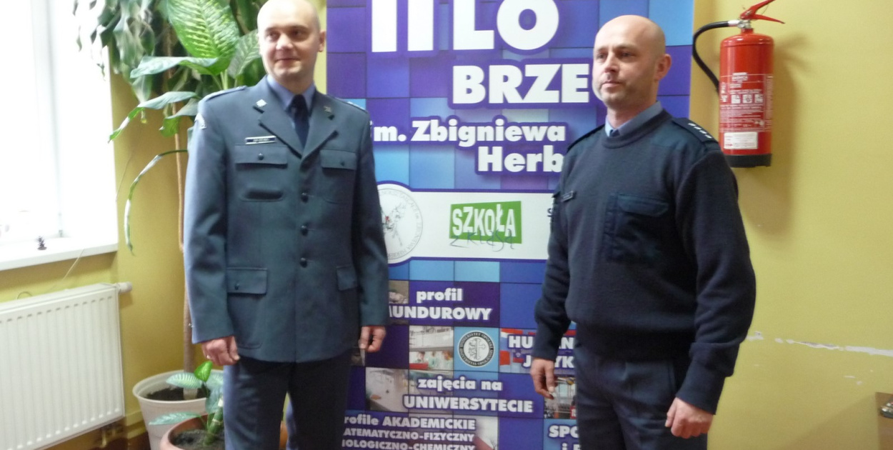 Perspektywy pracy w służbach mundurowych