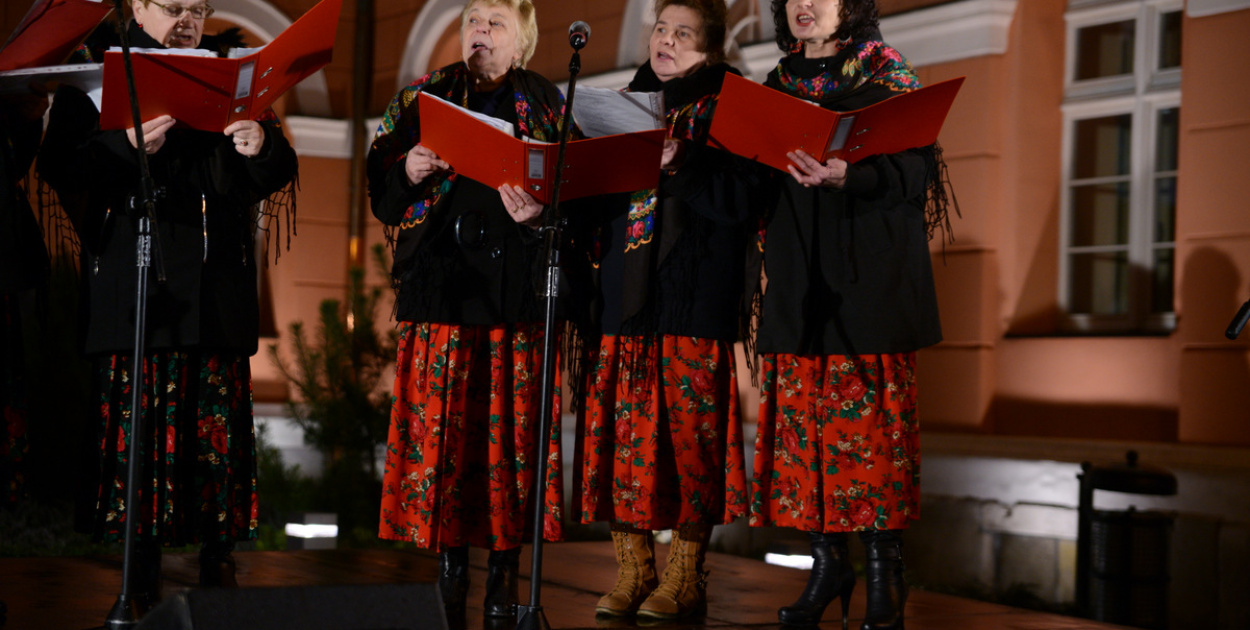 Wspólne kolędowanie pod ratuszem w Grodkowie [fotorelacja]