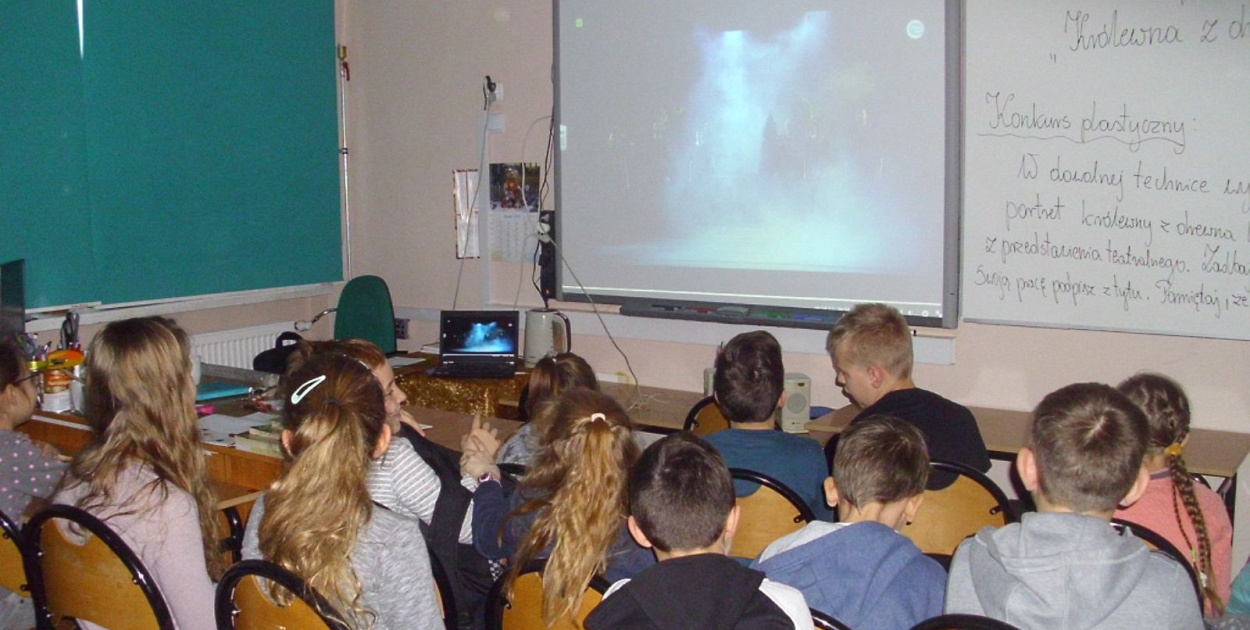  Uczniowie PSP w Olszance w baśniowym lesie królewny Sosenki,  czyli o…