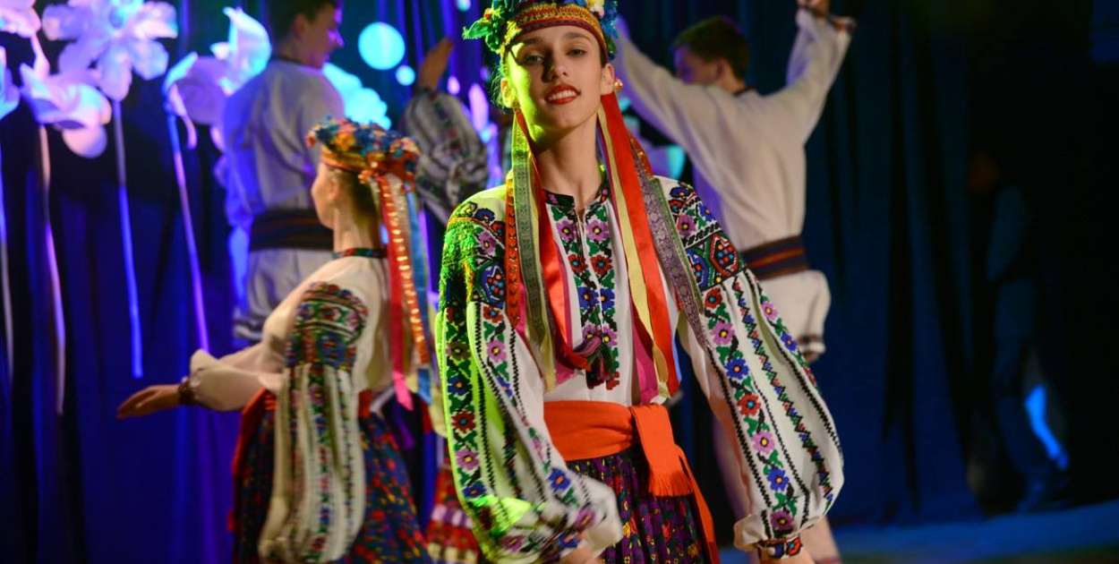 Występ zespołów "Nadzbruczanka" i "Czerwona Kalina" w Grodkowie