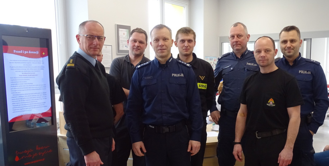  Policjanci i strażacy oddali 10 litrów krwi w ramach akcji `spoKREWnieni…