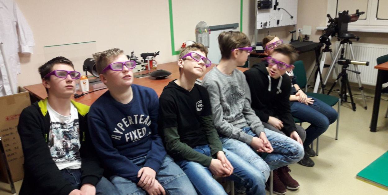 Siódmoklasiści z Ósemki w pracowniach eksperymentalnych
