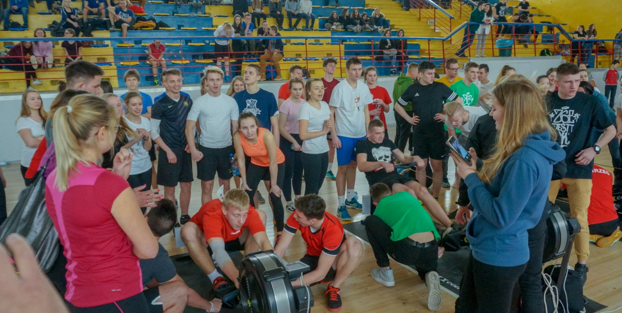 Wiosłowały szkolne drużyny