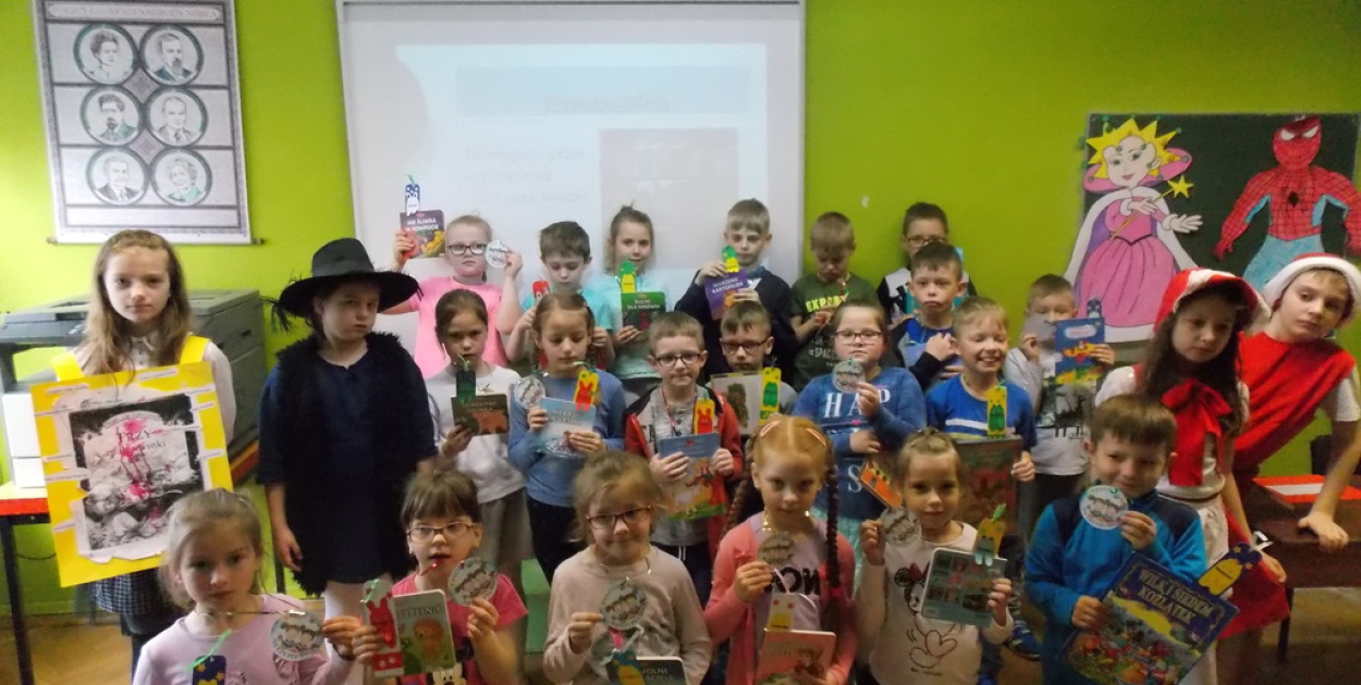 Uroczyste pasowanie uczniów klas I na czytelników szkolnej biblioteki