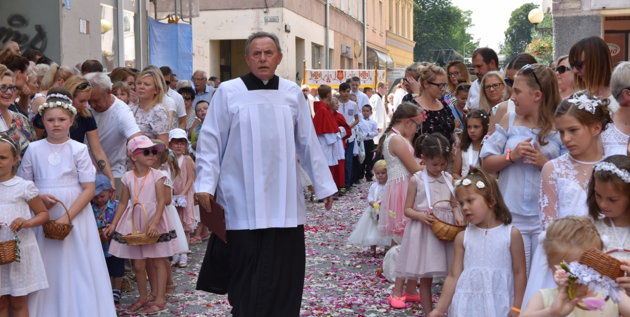 Boże Ciało w Brzegu. Międzyparafialna procesja przeszła ulicami miasta
