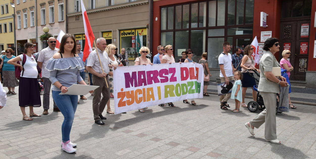 Polska rodziną silna! - VI edycja "Marszu dla Życia i Rodziny" w Brzegu