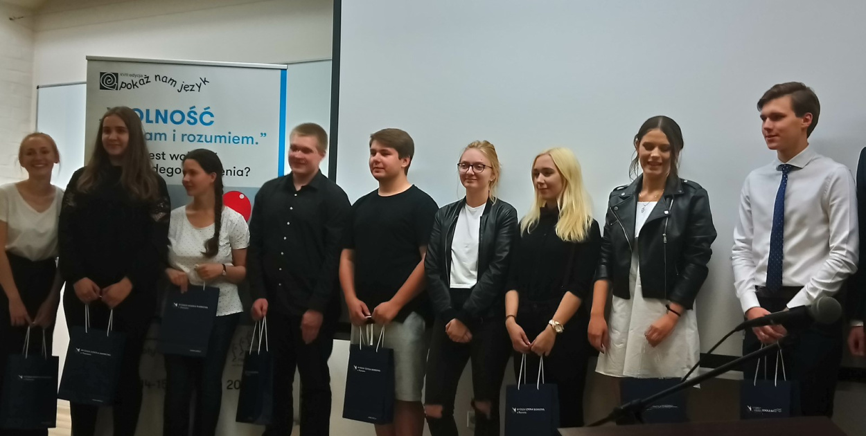 Uczennica I LO w Brzegu "pokazała język" i zwyciężyła!