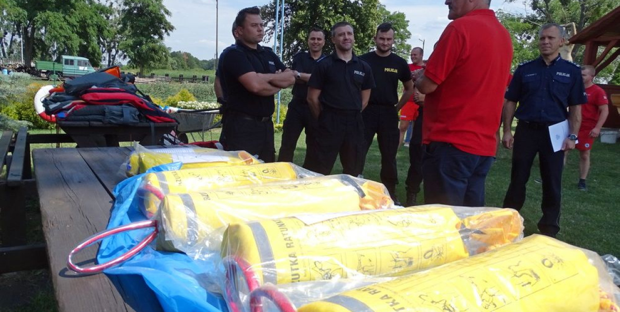 WOPR-owcy z Brzegu przekazali policjantom rzutki ratownicze