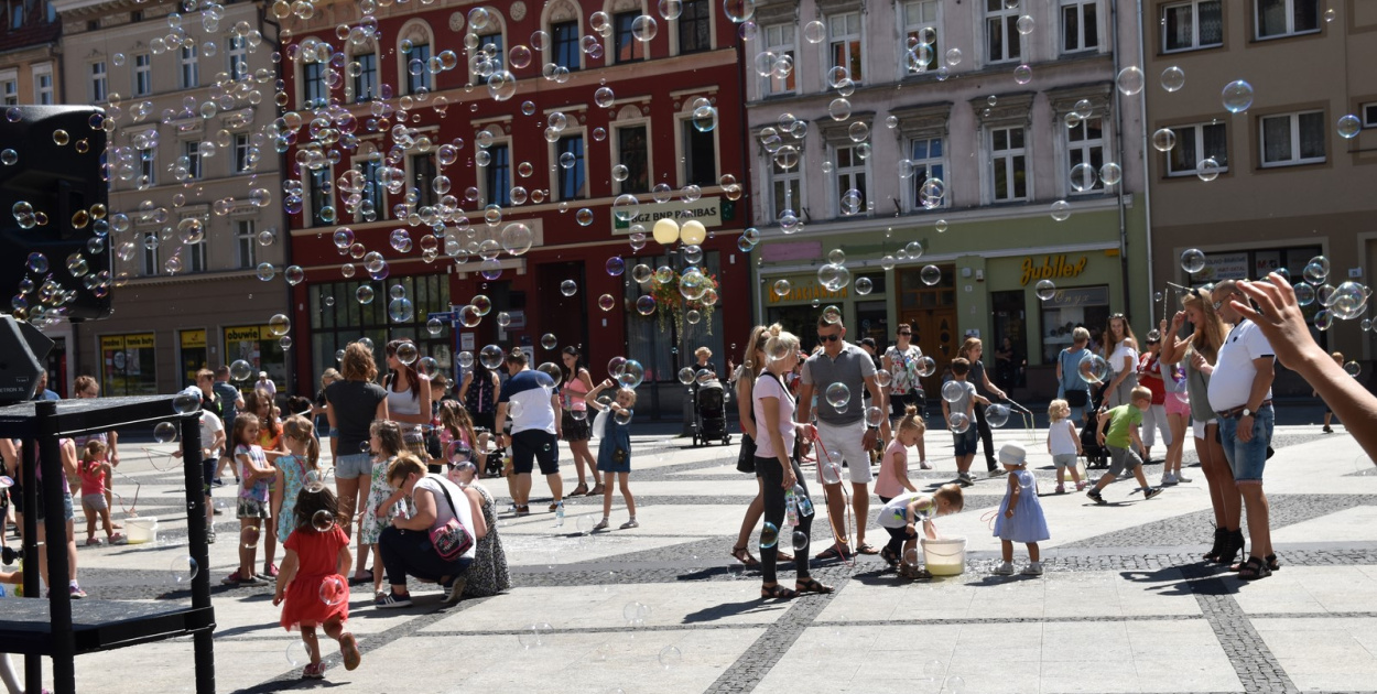  Atrakcyjna niedziela z bańkami mydlanymi i muzyką w plenerze…