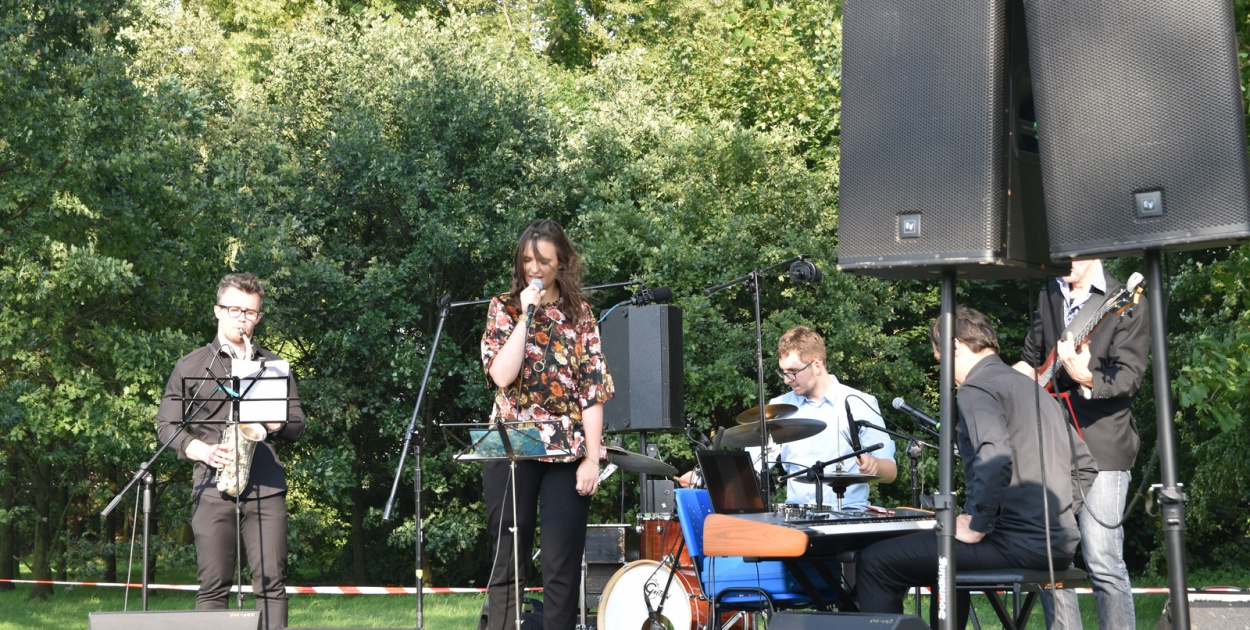 Jazzowo-swingowa "Muzyczna niedziela" na Placu Drzewnym w Brzegu