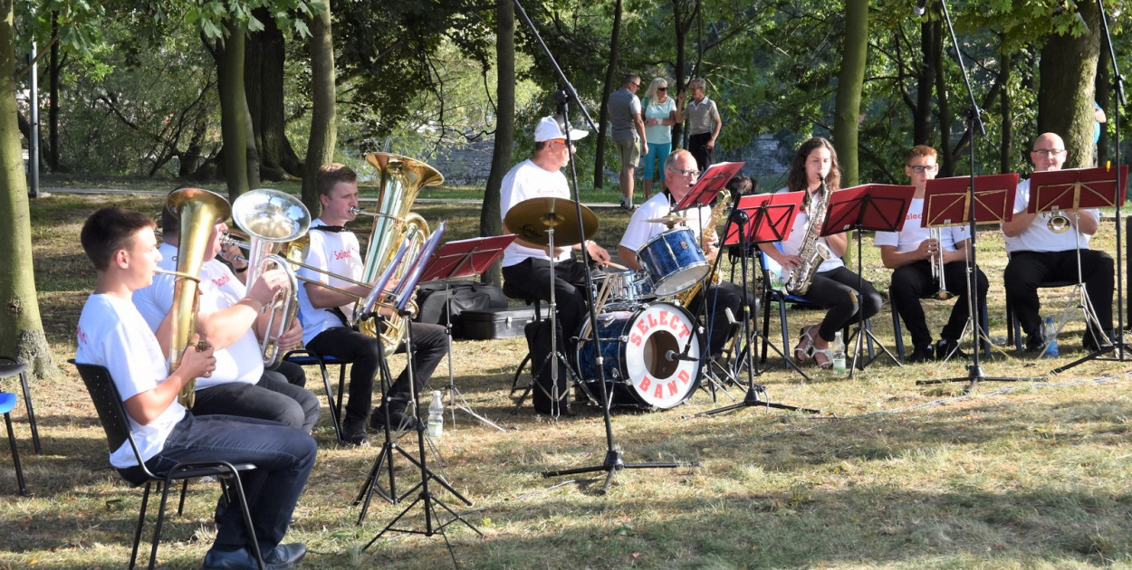 Orkiestra Dęta "Select Band" nad brzeską Mariną