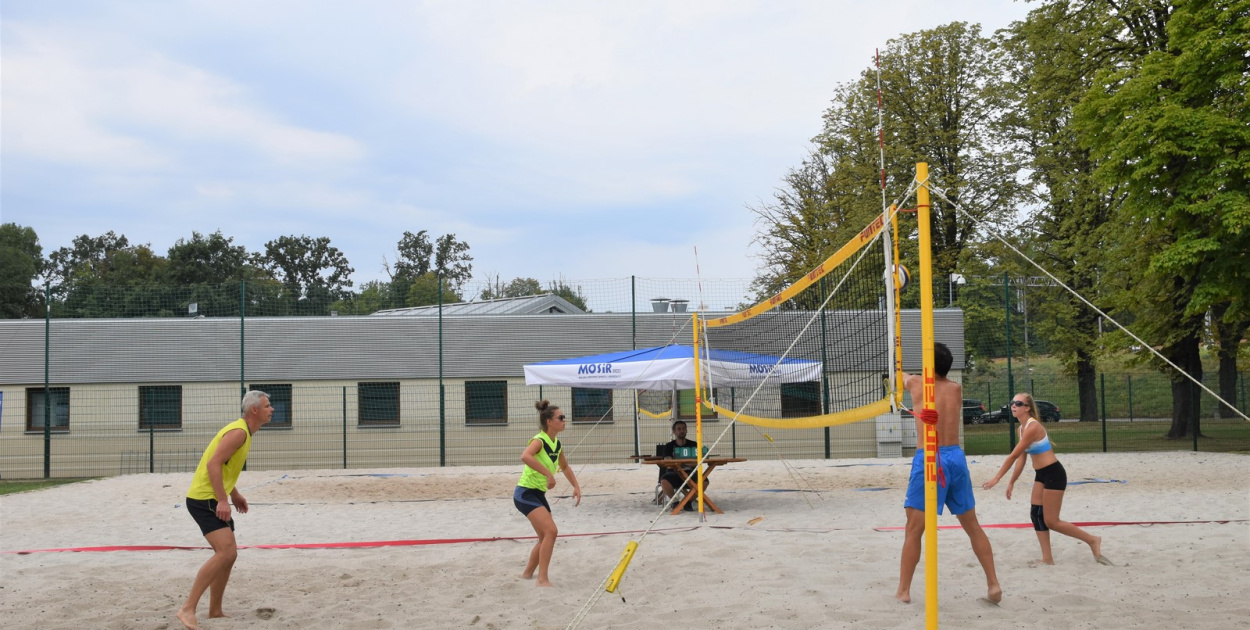 Sportowe plażowanie na miejskim stadionie