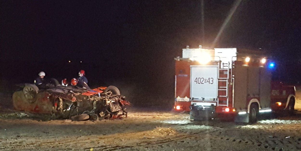 Dachowanie osobówki na drodze między Kolnicą a Młodoszowicami