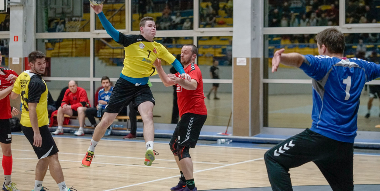 Grad bramek w Brzegu. Porażka Orlika z liderem