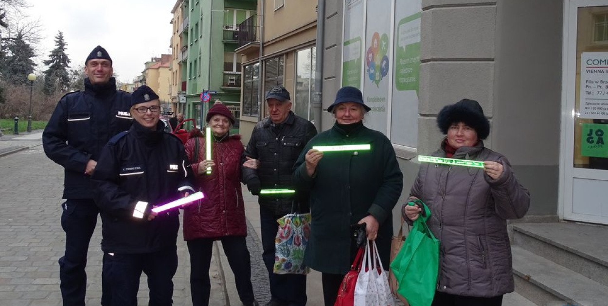 "Świeć się na święta". Policjanci z Brzegu rozdawali odblaski
