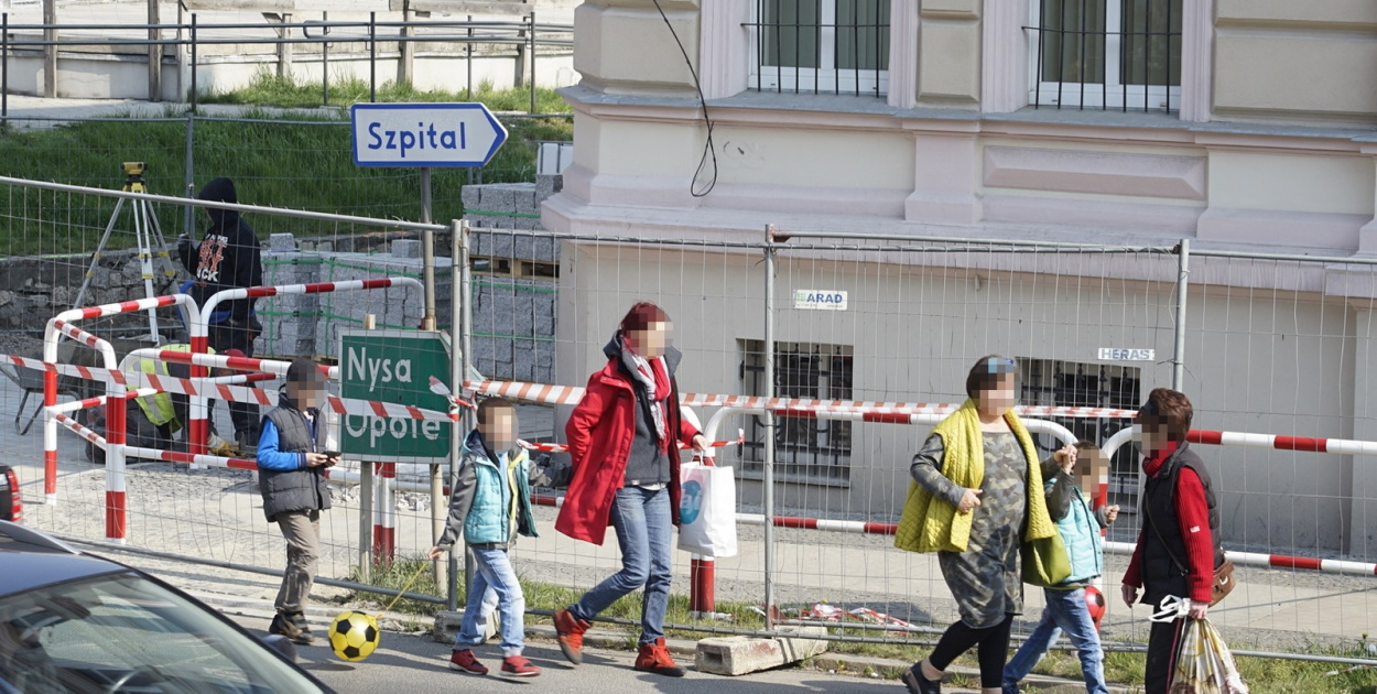 Piesi lekceważą zmianę organizacji ruchu. Posypały się pierwsze…