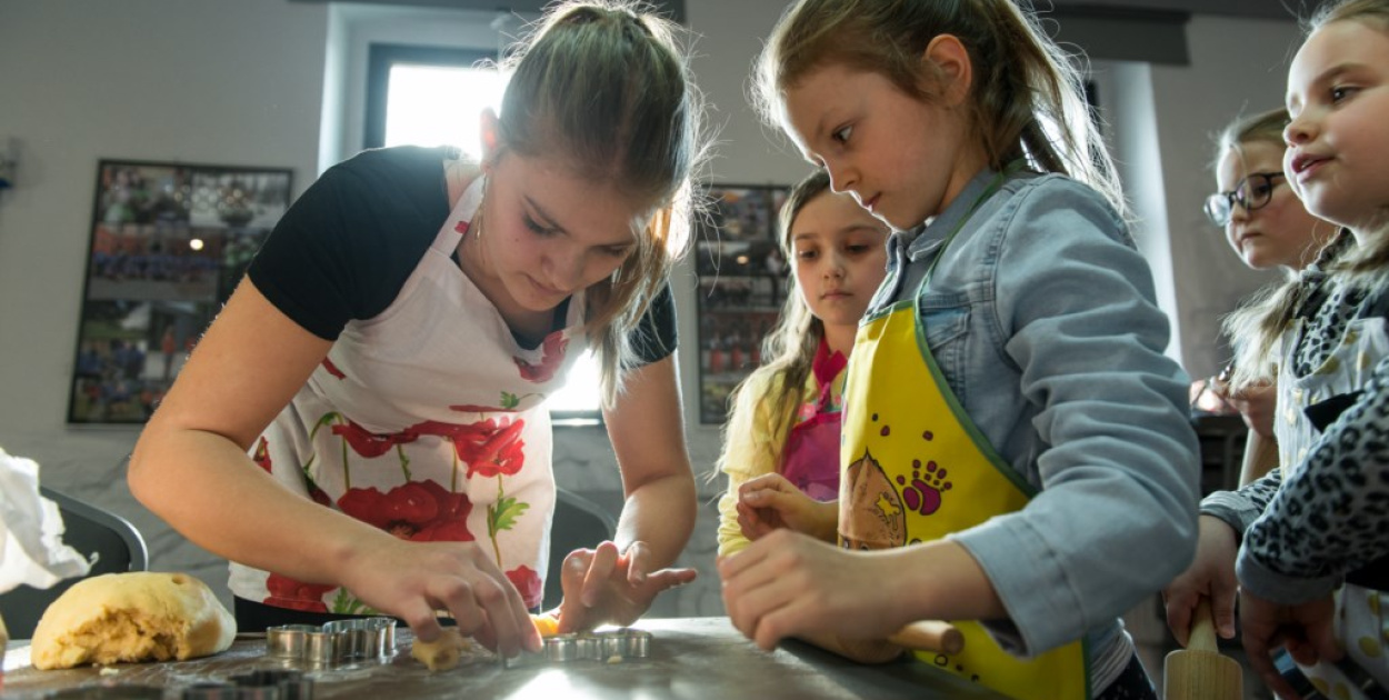  Warsztaty Wielkanocne w Grodkowie: Wspólnie piekli ciasteczka i…