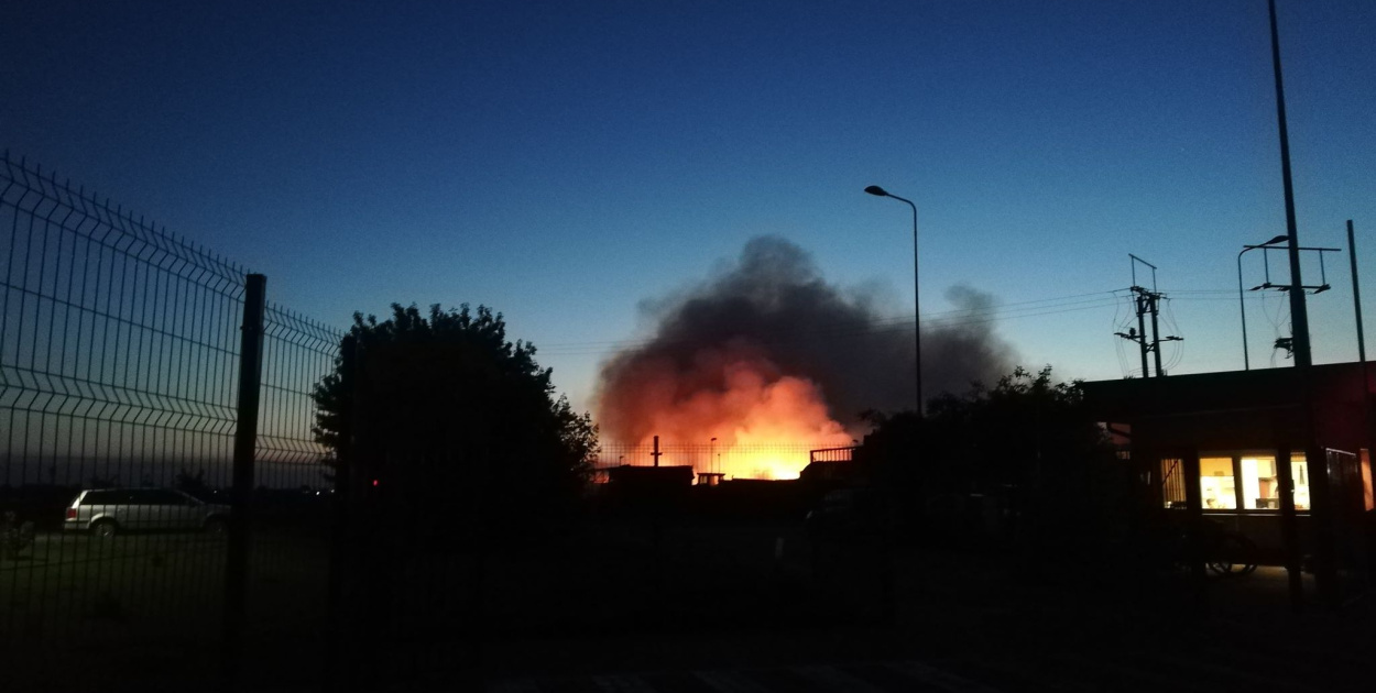  Strażacy przez całą noc walczyli z pożarem na wysypisku odpadów w…