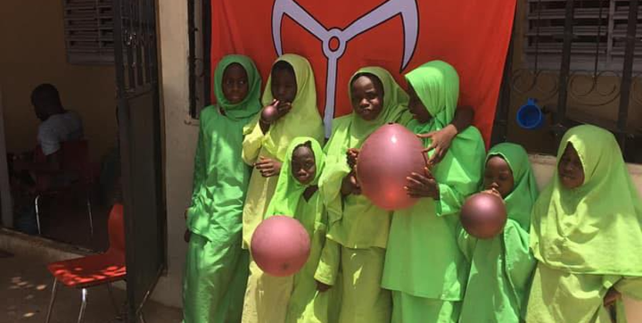  Brzeżanie pomagają dzieciom z Gambii. W mieście Farafenni powiewa flaga…