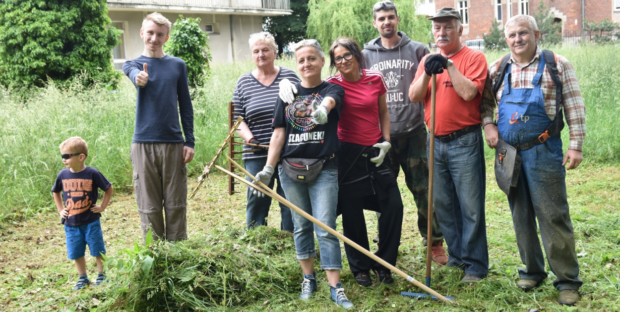  Skrzyknęli się na Facebooku i razem porządkują teren Zakładu…