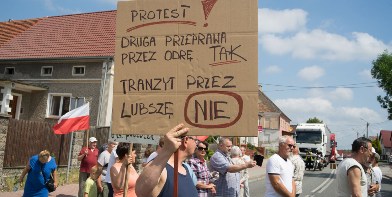  Mieszkańcy Lubszy blokowali drogę krajową 39. Protestują przeciwko…