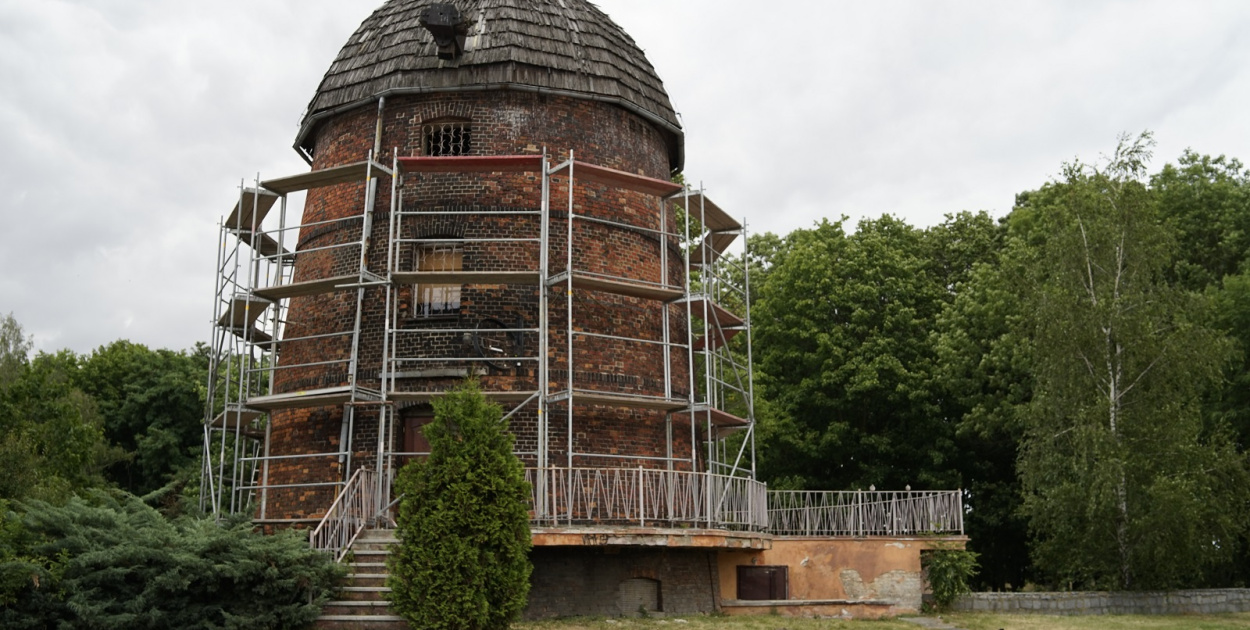 Wiatrak w Grodkowie jest remontowany. Zabytek doczeka się nowego dachu