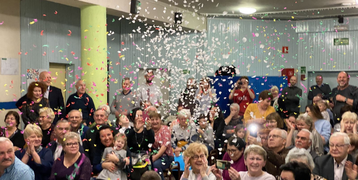 Dzieciaki z "piątki" świętują noworocznie z babcią i dziadkiem