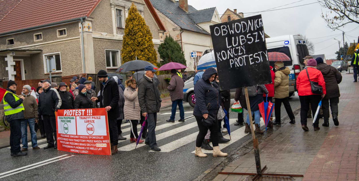 Blokada drogi krajowej nr 39. W Lubszy trwa protest mieszkańców