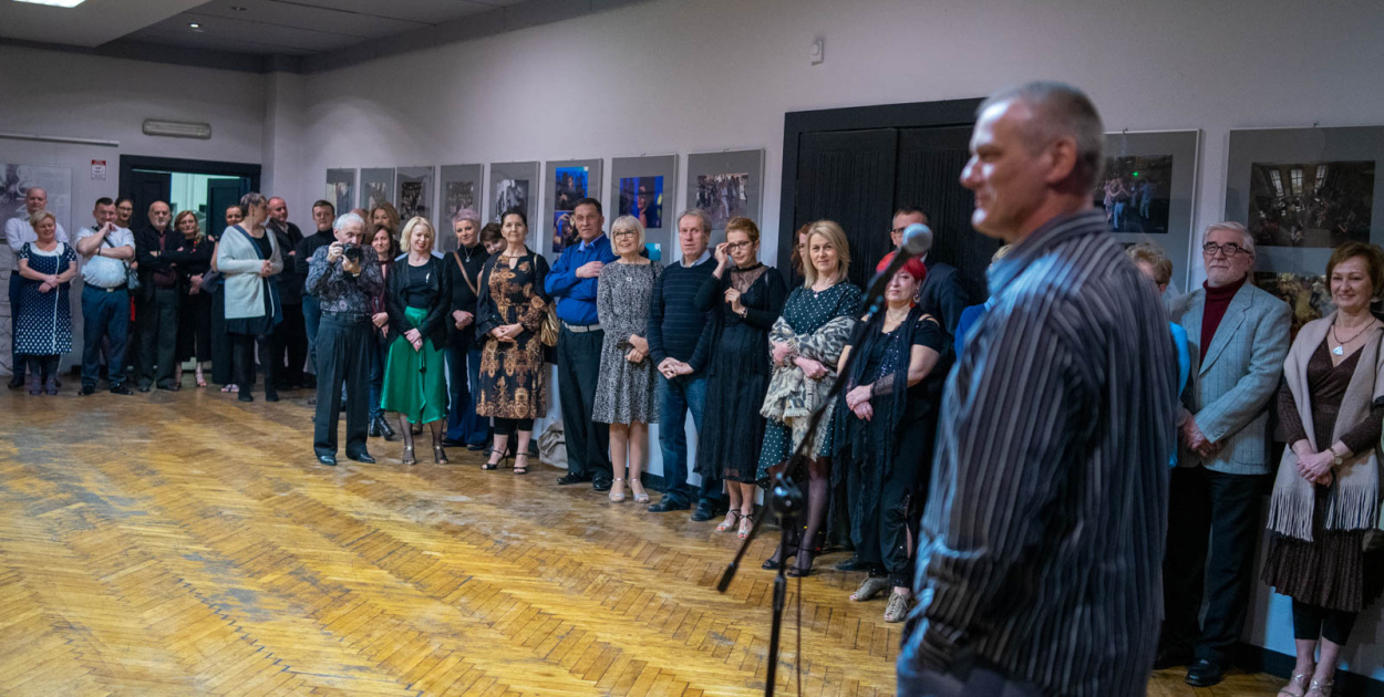  Wystawa pełna emocji otwarta. "Tango" Janusza Pasiecznego w Grodkowie…