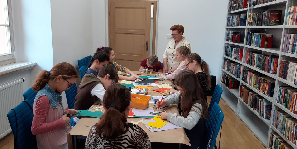 Ferie w grodkowskiej Bibliotece w Ratuszu, w dziale dla dzieci