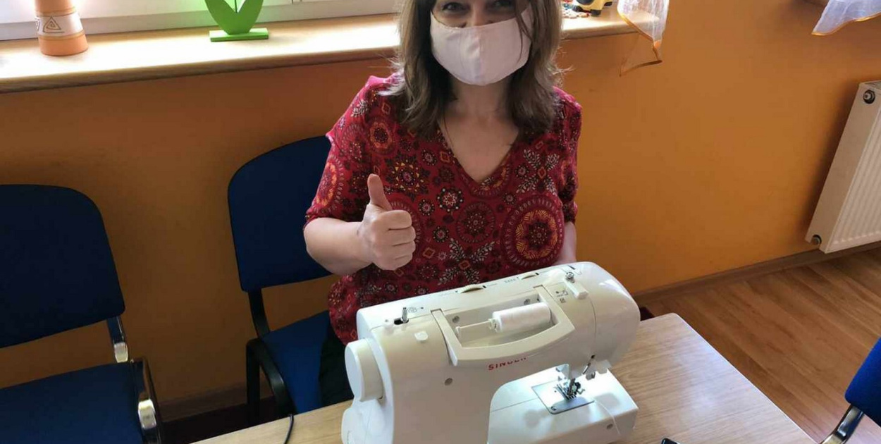 Lewin Brzeski szyje maseczki!