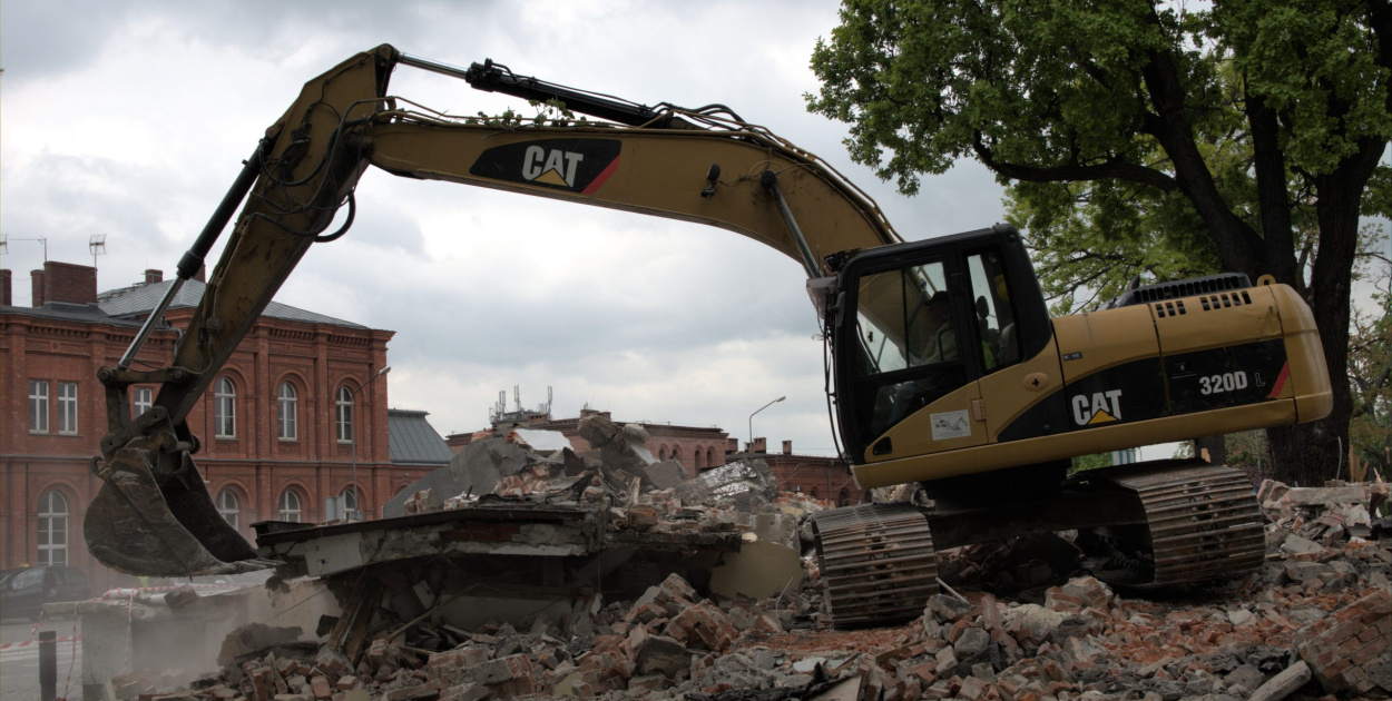 Budynek byłego dworca PKS zburzony (zdjęcia)