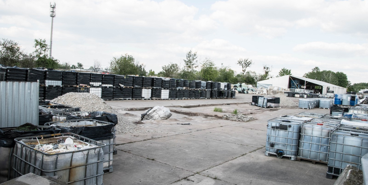  Tysiące litrów nieznanej substancji w Skarbimnierzu-Osiedle. Na miejscu…