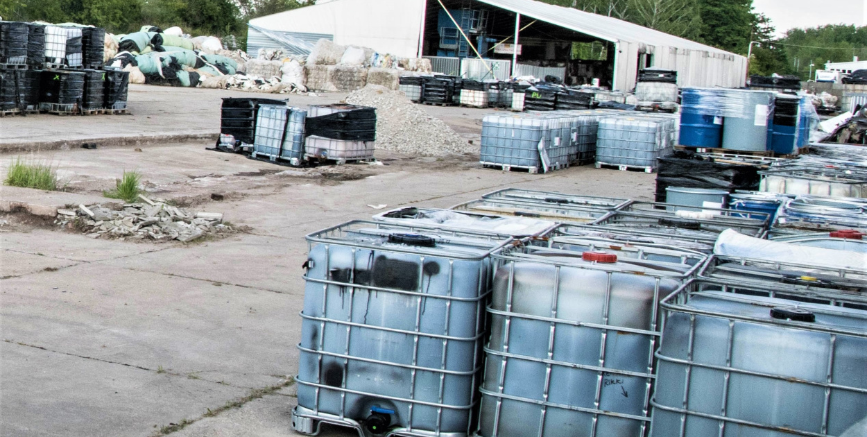  Chemikalia składowane w Skarbimierzu-Osiedle wyciekają z rozszczelnionych…