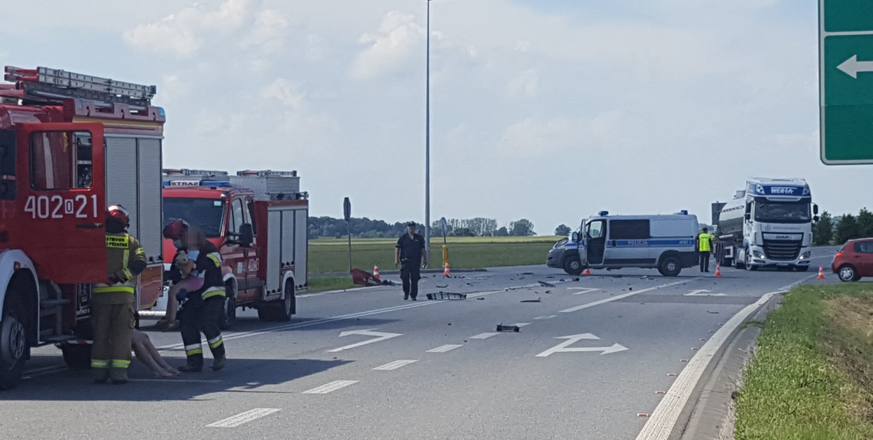  Zderzenie dwóch osobówek na obwodnicy Grodkowa. Hyundai z pasażerami…
