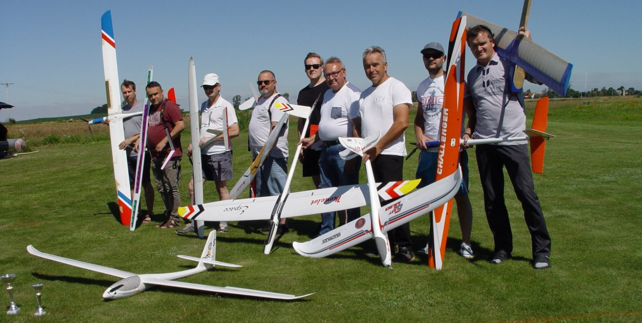 Zawody zdalnie sterowanych motoszybowców [fotogaleria]