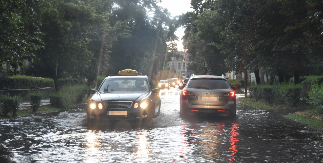 Zalane ulice, połamane drzewa i uszkodzony dach