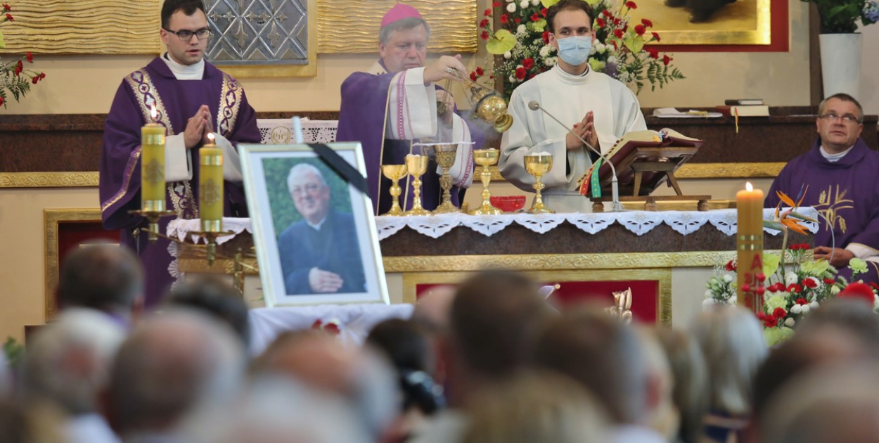  Parafianie i duchowni pożegnali księdza kanonika Antoniego Akińczę,