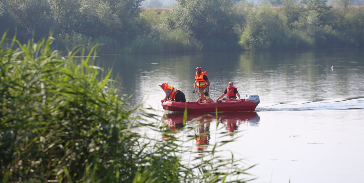  Przewrócony ponton dryfował po Babim Lochu [aktualizacja - strażacy…