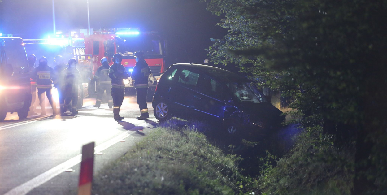 Zderzenie radiowozu z osobówką. Oba pojazdy wylądowały w rowie