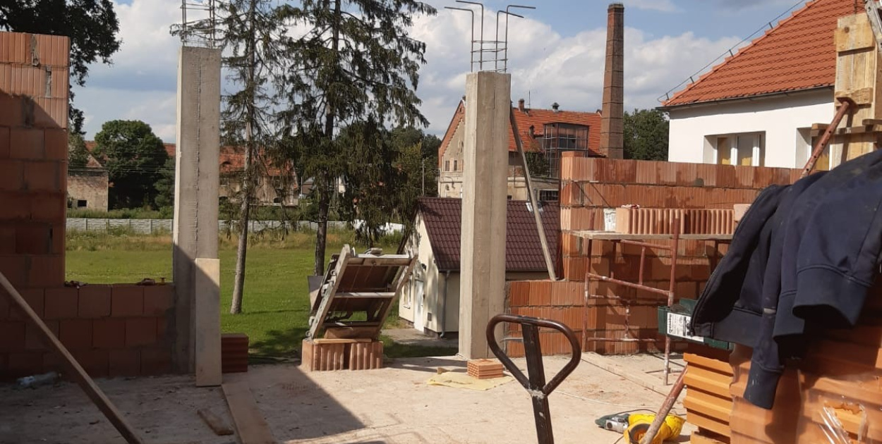 Budowa sal lekcyjnych w Mąkoszycach