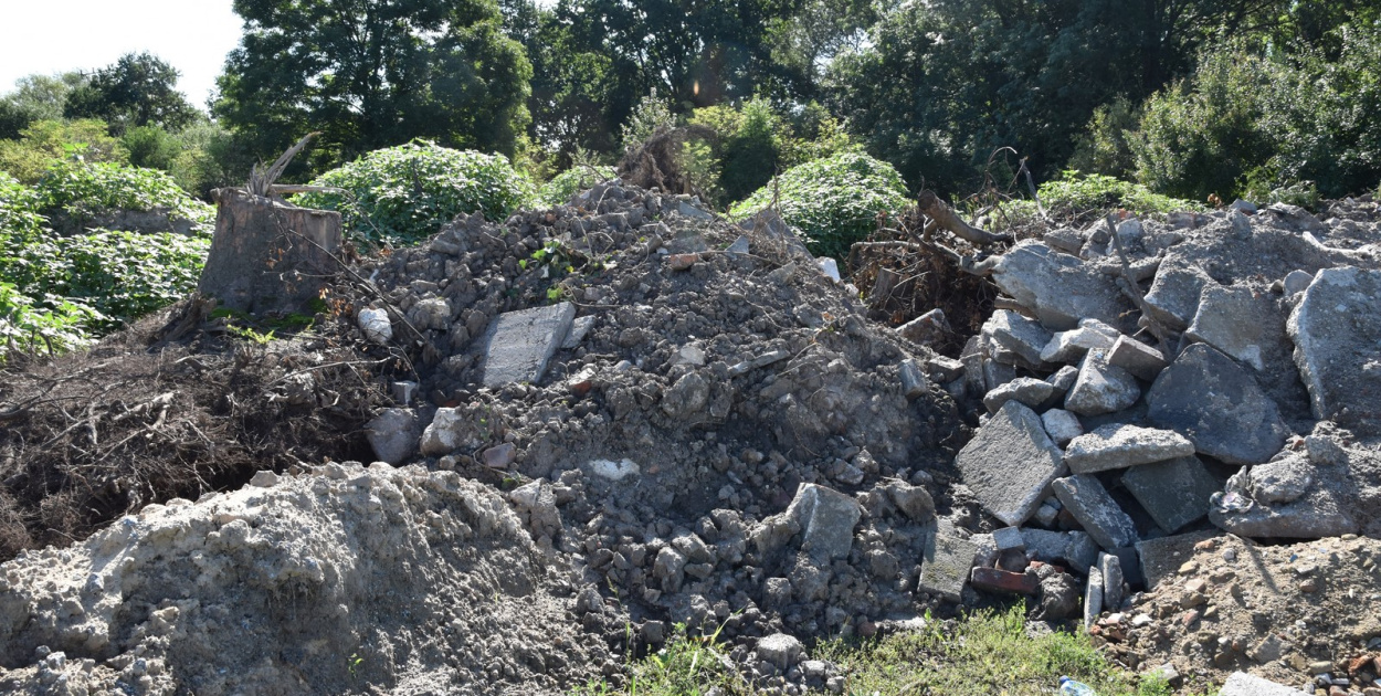 "Czerwony Dworek" w Brzezinie zasypany odpadami budowlanymi [wideo]