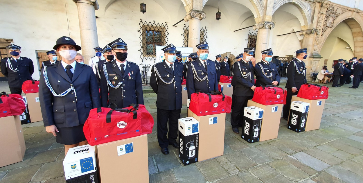  Ochotnicze jednostki straży pożarnej otrzymały pakiety środków ochrony…