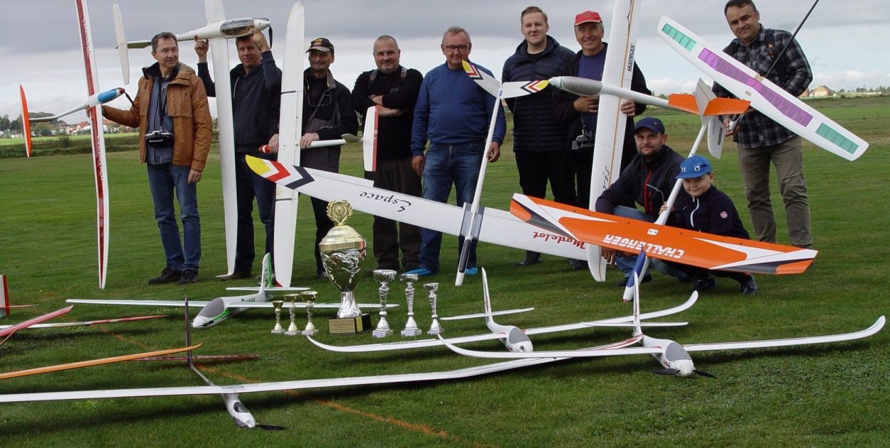 Modelarze rozegrali finałową rundę motoszybowców o Puchar "FENIKSA"