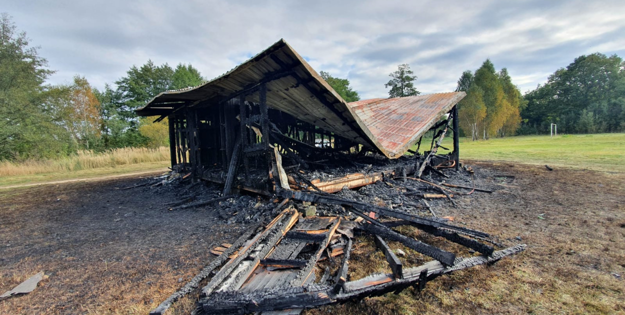 Na boisku w Lubszy spłonął "historyczny" barak